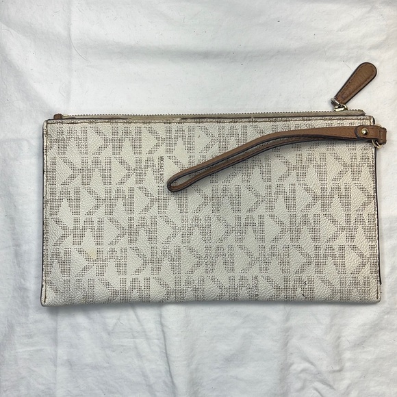 Micheal Kors wristlet leather - Picture 4 of 11